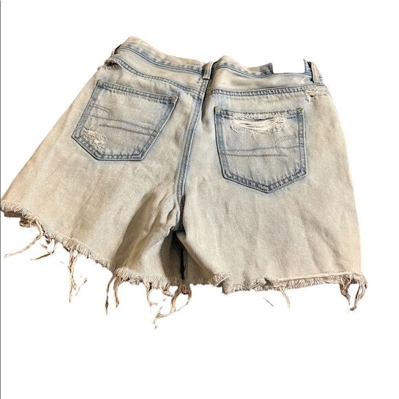 😊 3/$30 
AE Mom Short Sz 4 light denim distressed, high waisted EUC - Picture 9 of 16